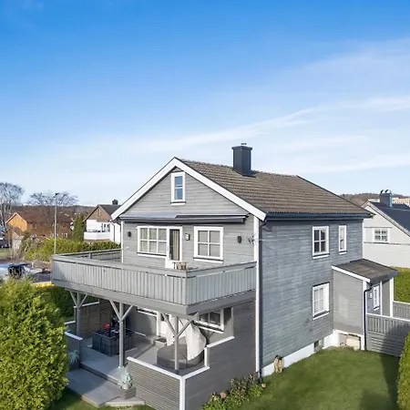 Sjarmerende Del Av Tomannsbolig Sentralt I