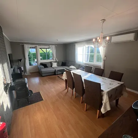 Sjarmerende Del Av Tomannsbolig Sentralt I Apartmán