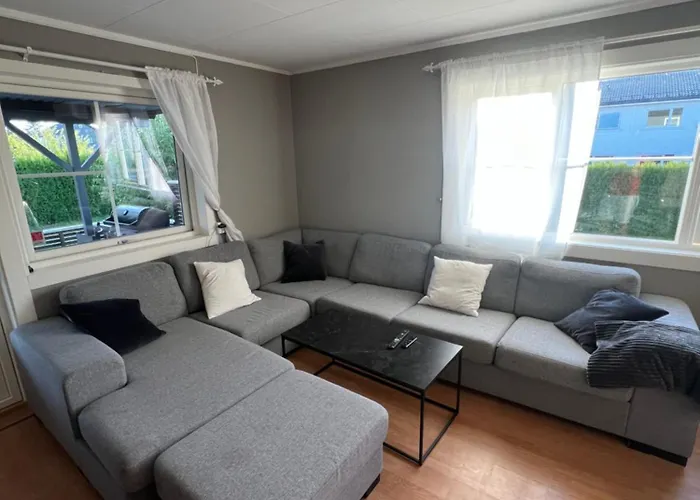 Sjarmerende Del Av Tomannsbolig Sentralt I Lägenhet *