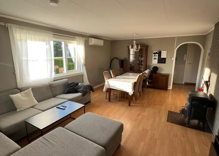 Apartment Sjarmerende Del Av Tomannsbolig Sentralt I